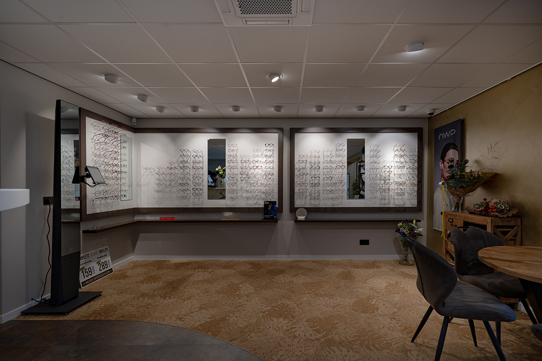 WHO07910_De Brillenman_Wand Rechts