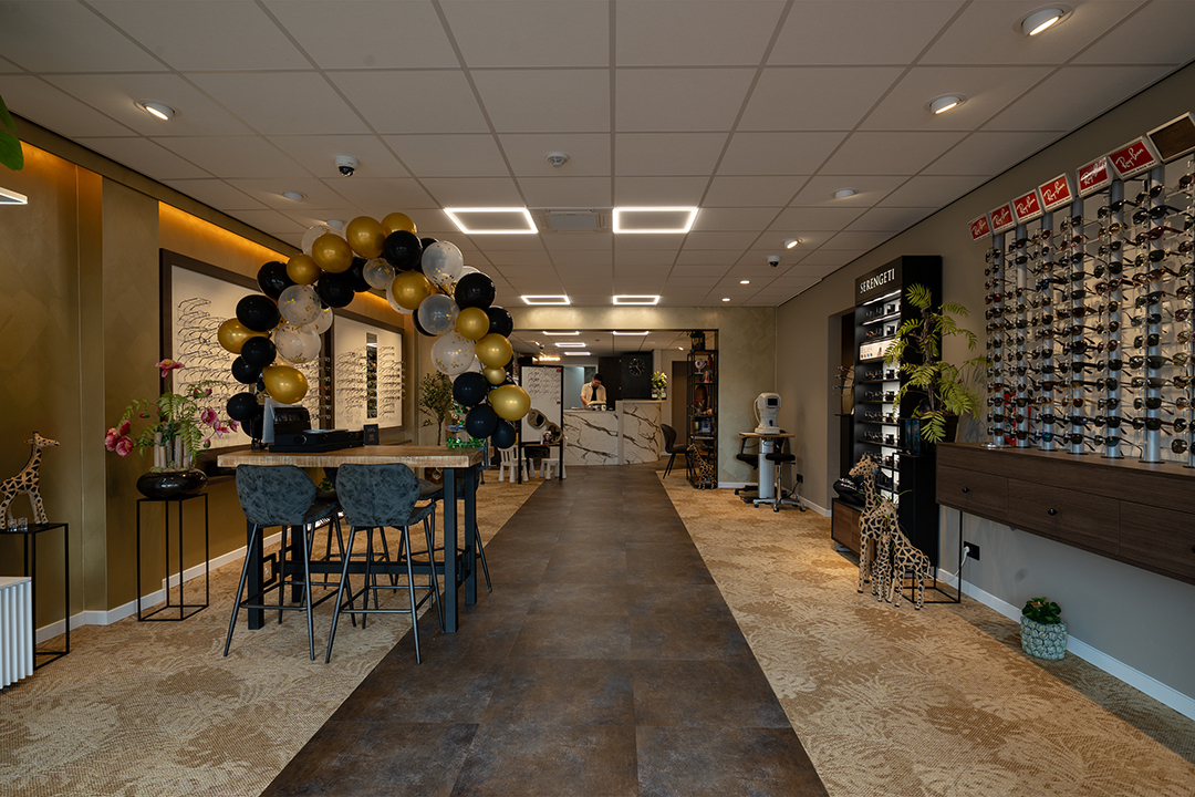 WHO07915_De Brillenman_Overzicht met balonnen