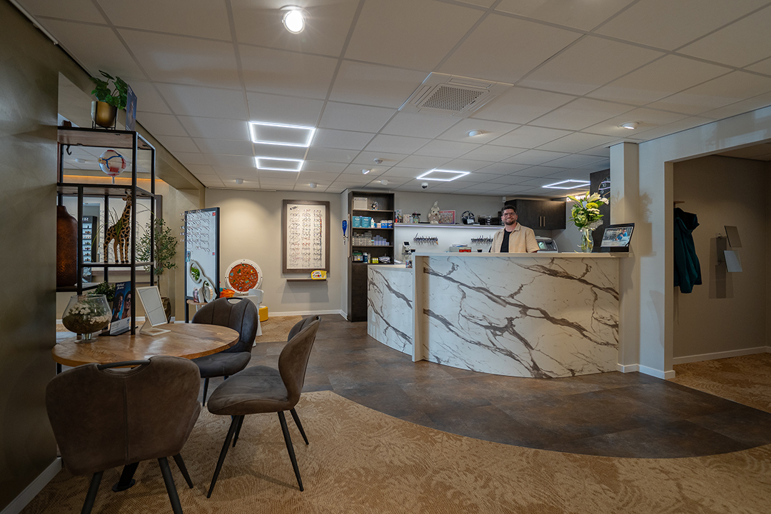 WHO07932_De Brillenman_Toonbank